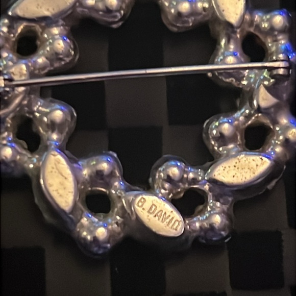 Vintage B David Rhinestone Wreath Brooch - Picture 3 of 4